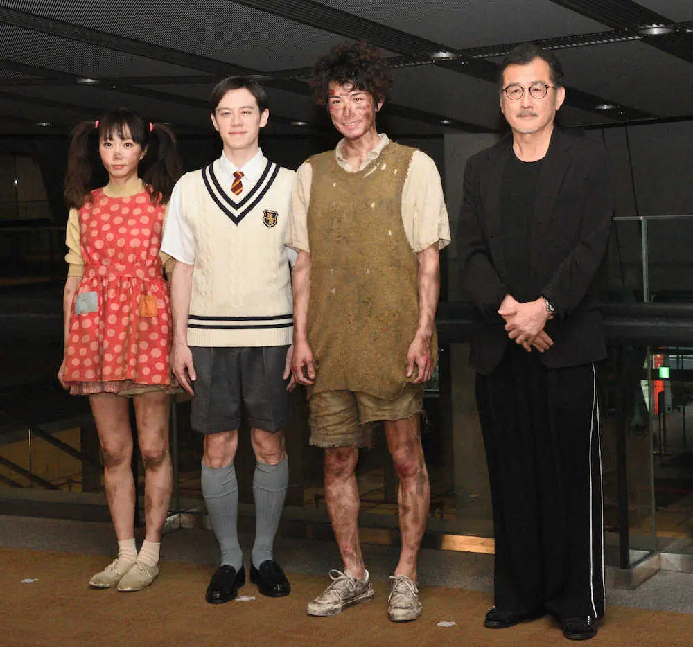 ミュージカル「ブラッド・ブラザーズ」の取材会に登場した（左から）木南晴夏、ウエンツ瑛士、柿澤勇人、演出の吉田鋼太郎