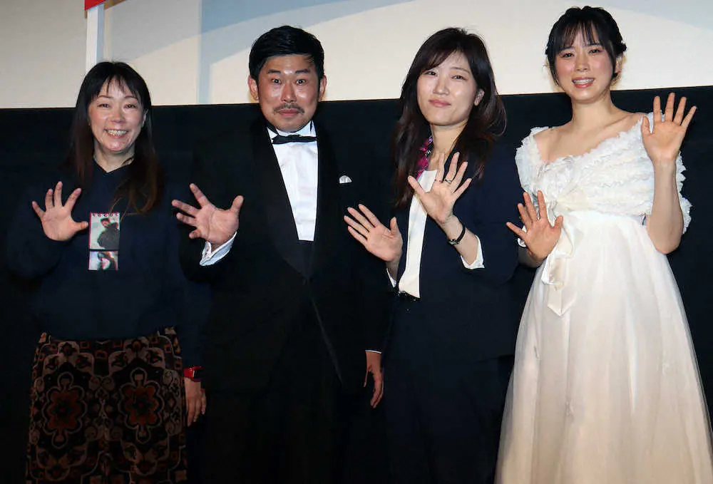 映画「ウェディング・ハイ」の公開記念イベントに出席した（左から）大九明子監督、岡野陽一、ヒコロヒー、河邑ミク