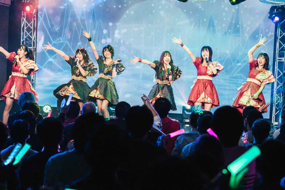 【画像・写真】1周年ライブで成長した姿を見せる（左からUTA、CAN、MARINA、AI、MEKU、YUURI）