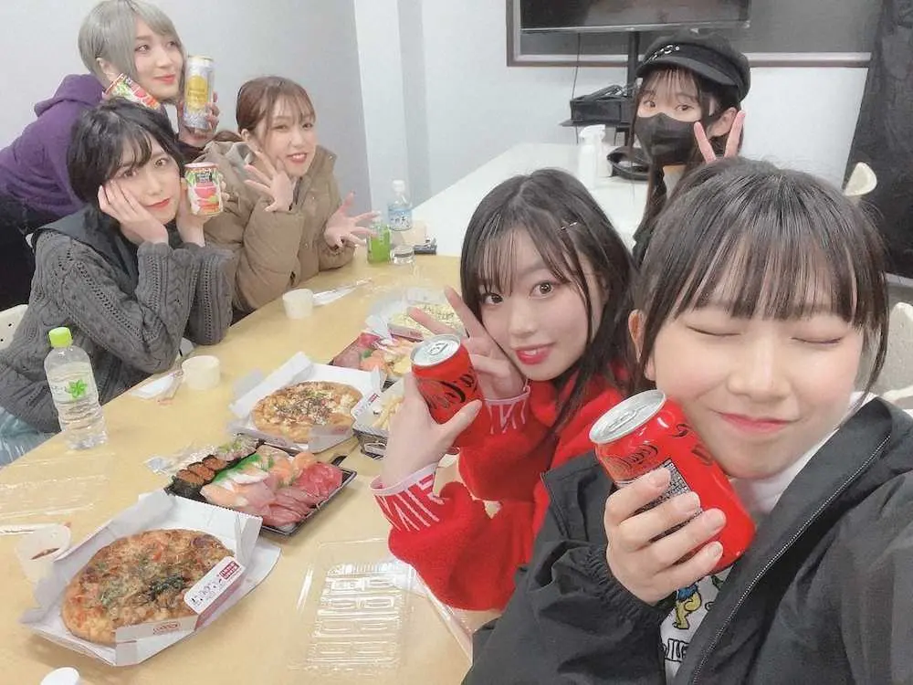 【画像・写真】ピザや寿司などグルメで距離を縮めた