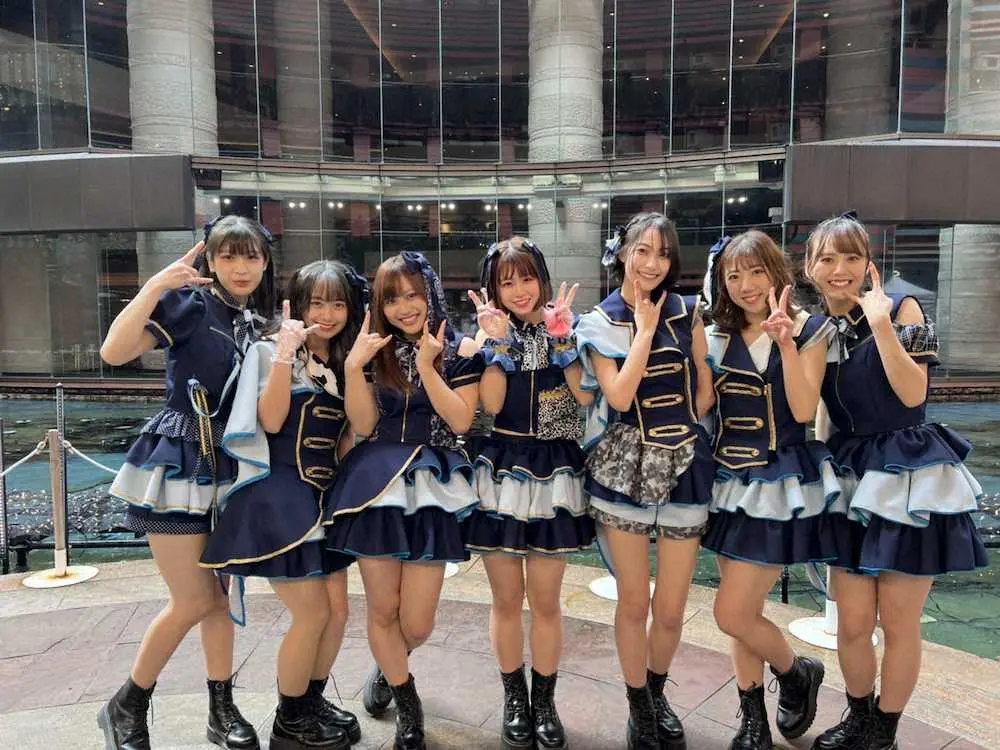 【画像・写真】1stアルバムを発売するHelloYouth（左から矢野亜月、平松聖菜、大島向葵、田仲笑茉、大葉みらい、花城玲奈、藤咲まりな）