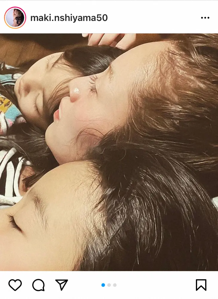 【画像・写真】西山茉希　「狭いなぁー」顔寄せ合い…娘たちとの家族団らんショットに「幸せな一コマ」「朝からホッコリ」