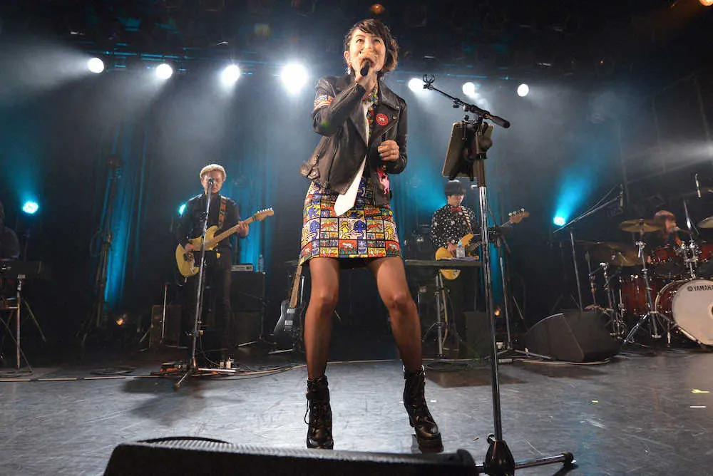 35周年記念ライブを行った荻野目洋子は、膝上15センチのワンピースで熱唱