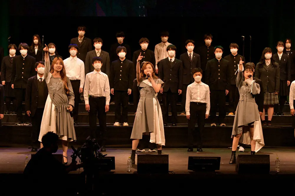 仙台サンプラザホールで開催された「復興支援音楽祭　歌の絆プロジェクト2022」に出演した「Little　Glee　Monster」は、かれん、MAYU、アサヒの3人でパフォーマンスを披露した