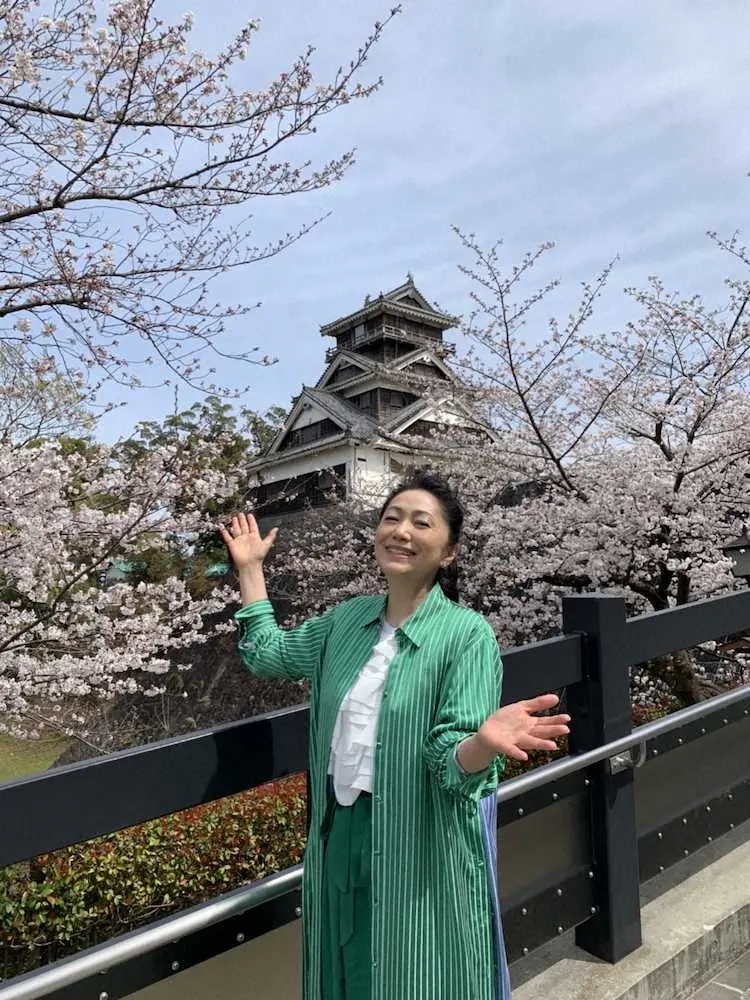 熊本城と桜を背に熊本をPRする石川さゆり
