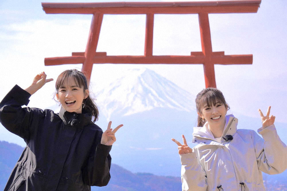 富士山をバックにポーズを取る優木まおみ（左）と武藤十夢