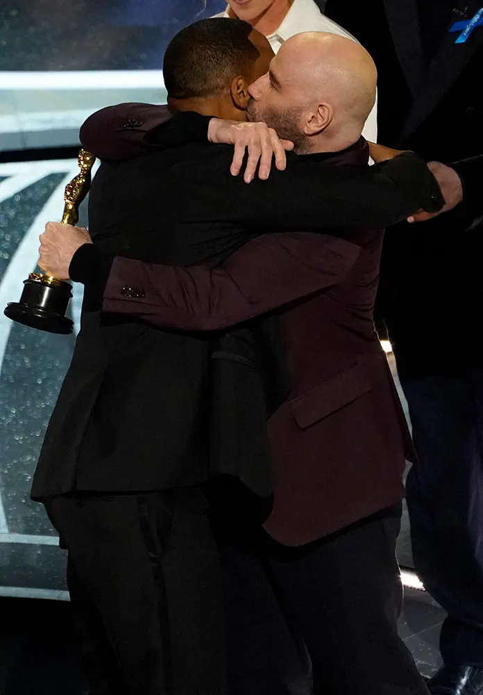 米アカデミー賞主演男優賞を受賞し、ジョン・トラボルタ（右）と抱き合って喜ぶウィル・スミス（AP）