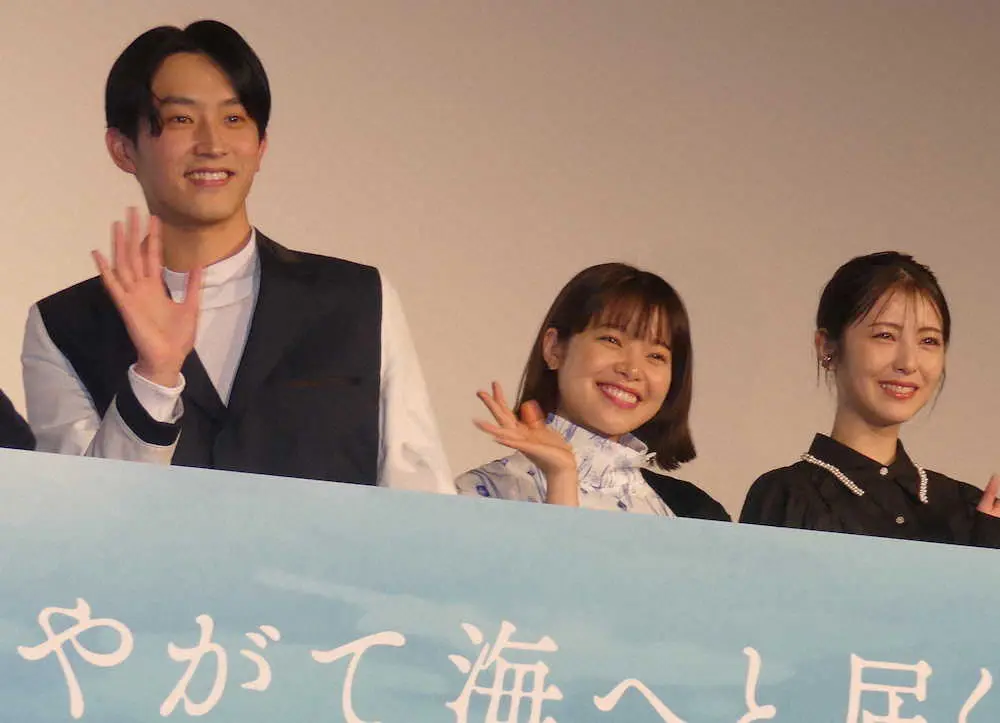 【画像・写真】岸井ゆきの「目の前のことに優しい気持ちになってほしい」映画公開記念舞台あいさつで浜辺と親友掛け合いも