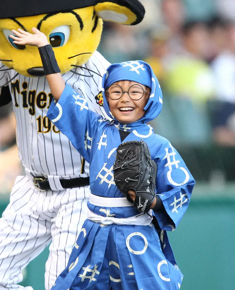 2011年、主演映画「忍たま乱太郎」の衣装を着て甲子園で始球式を行う加藤清史郎