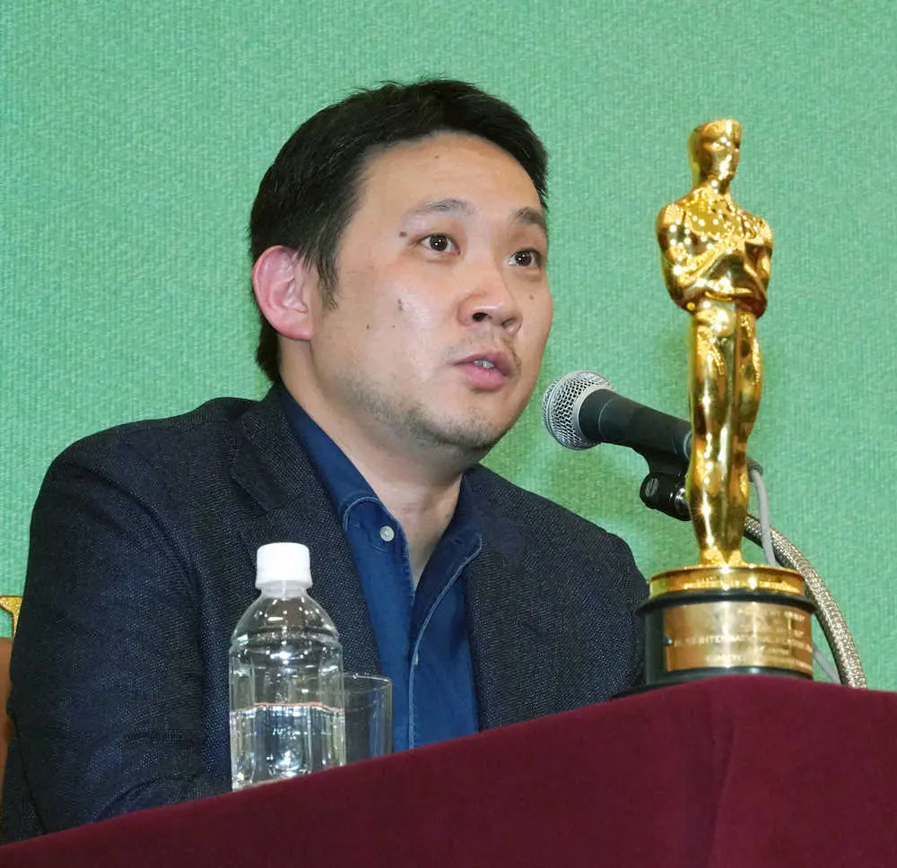 【画像・写真】＜ドライブマイカー会見＞記者会見で質問に答える濱口竜介監督（撮影・木村　揚輔）