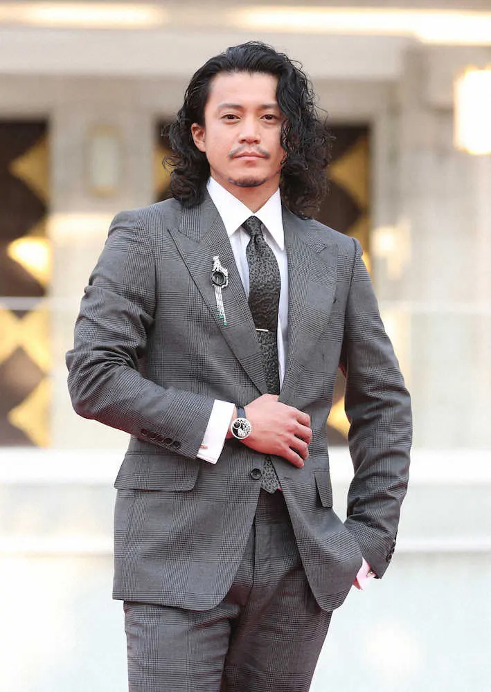 【画像・写真】小栗旬　カルティエのレッドカーペットに“大河主役”登場で観客どよめく！