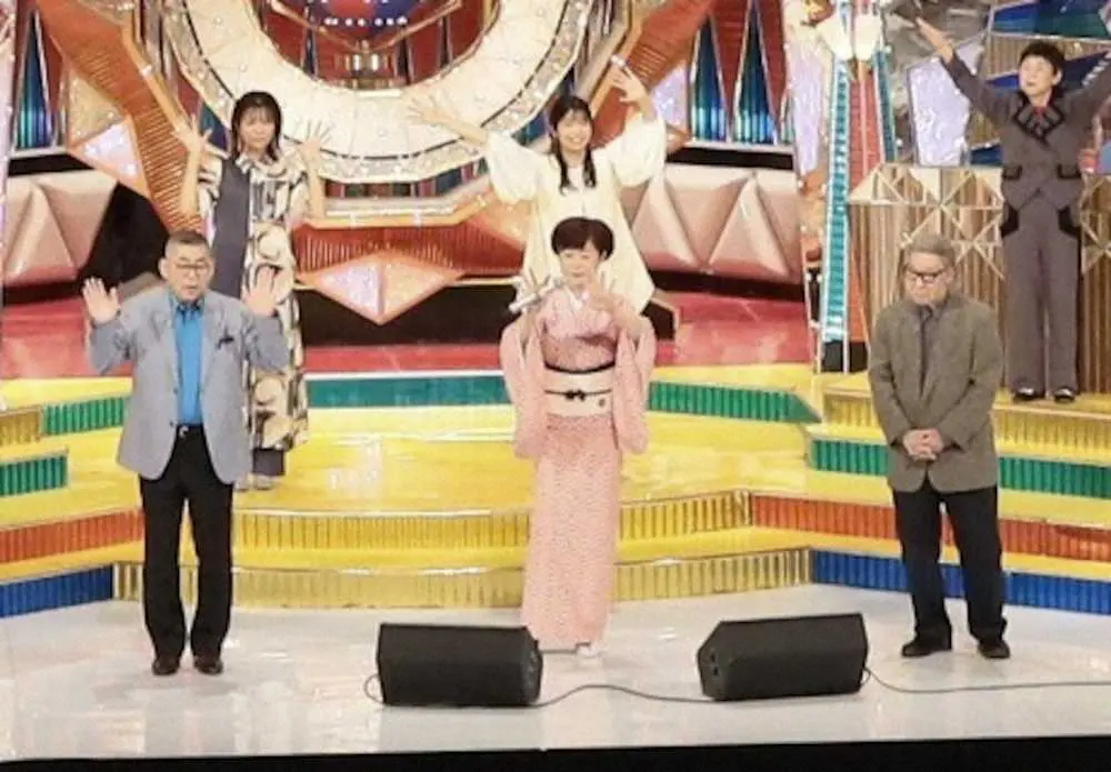 NHK大阪ホールで行われた「バラエティー生活笑百科」の最終回の収録に参加した（前列右から）キダ・タロー、神野美伽、桂南光CEO（写真提供・NHK）