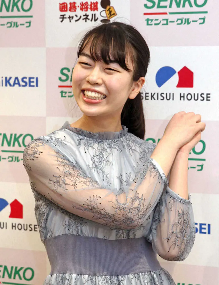 第4回ワールド碁女流最強戦を制し、記者会見でポーズをとる上野愛咲美女流棋聖