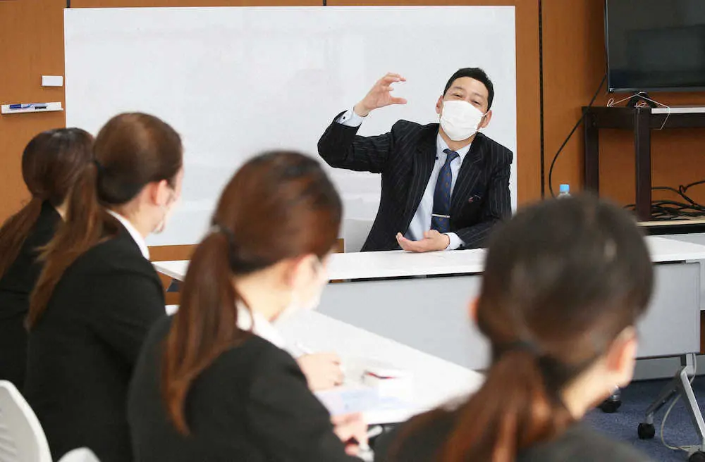 【画像・写真】東野幸治「本音を引き出すコツ」伝授　スポニチ新人社員研修で特別講師