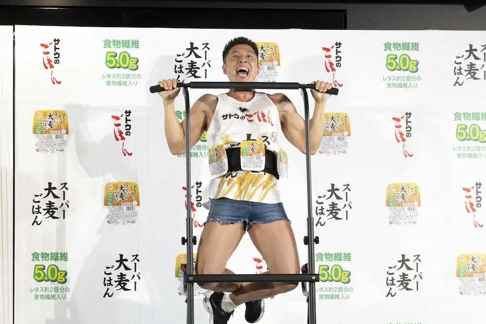 【画像・写真】なかやまきんに君　ごはんパック3個ウエートにパワー！軽々懸垂
