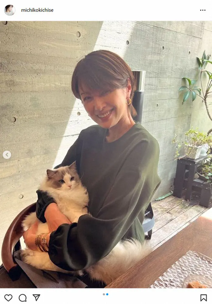【画像・写真】吉瀬美智子　猫抱いて…おしゃれな「お花見」公開　「癒やされる」「猫が羨ましい」の声