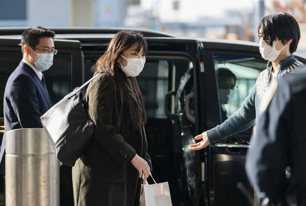 11月14日、米ニューヨークのケネディ国際空港に到着した眞子さんと夫の小室圭さん