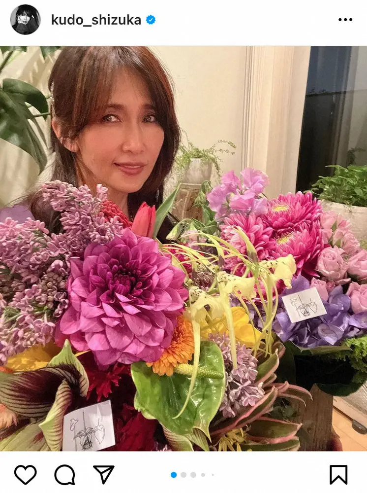 【画像・写真】工藤静香　花溢れる52歳バースデーに「みんなの憧れ。静香最高」娘2人は小麦色の静香ママ写真添え祝福