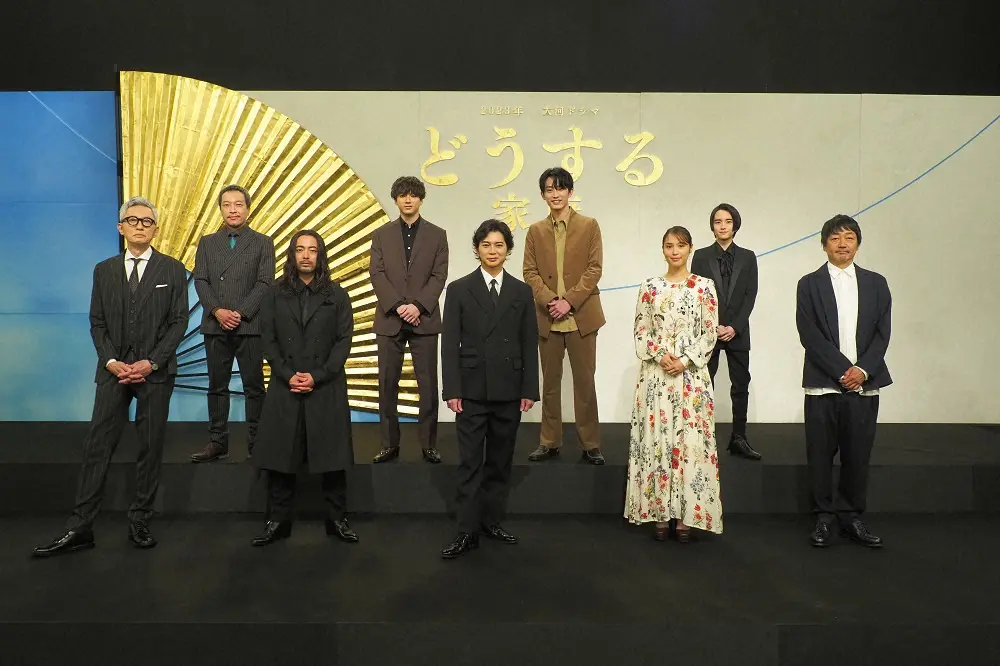 松本潤（前列中央）が主演を務める来年の大河ドラマ「どうする家康」の新キャスト発表オンライン会見（C）NHK