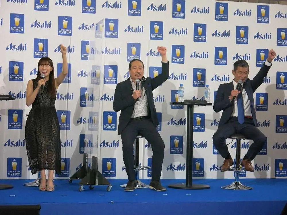 「アサヒビール　ミュージアム」のオープニングPRイベントに登場した（左から）鷲見玲奈、笑い飯・西田幸治、哲夫