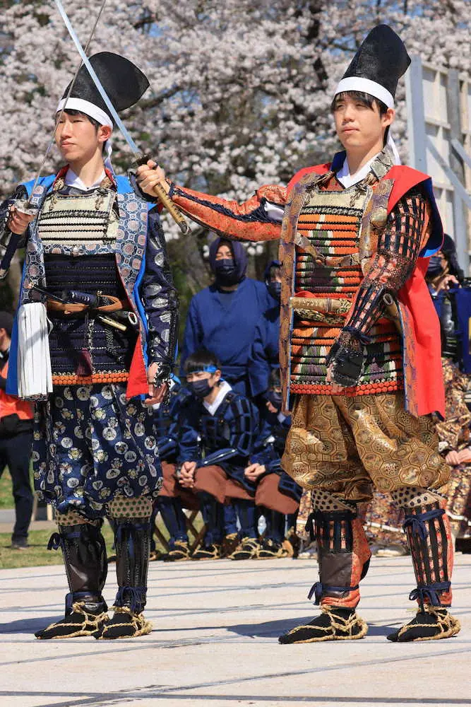 人間将棋の対戦相手・佐々木大地六段（左）とポーズを決める藤井聡太王将