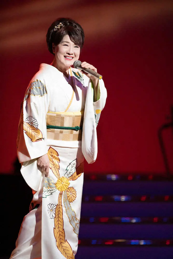 デビュー45周年記念ツアーの最終公演で熱唱する川中美幸