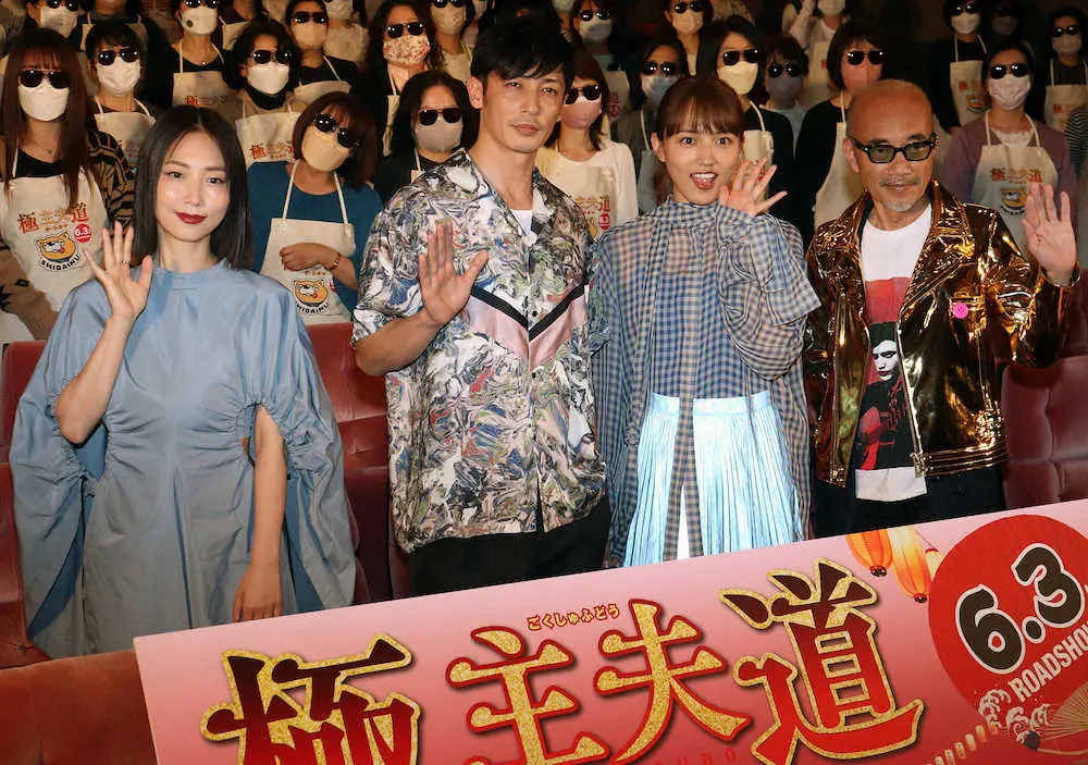 映画「極主夫道　ザ・シネマ」の最速試写会で舞台あいさつを行った（左から）MEGUMI、玉木宏、川口春奈、竹中直人