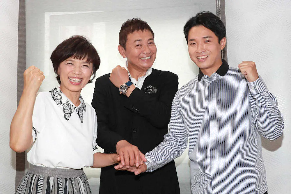 手を重ね笑顔でガッツポーズする渡辺一家。（左から）榊原郁恵、渡辺徹、渡辺裕太