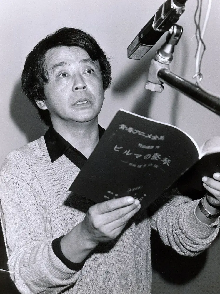 86年、ビルマの竪琴の台本を手にする山本圭さん