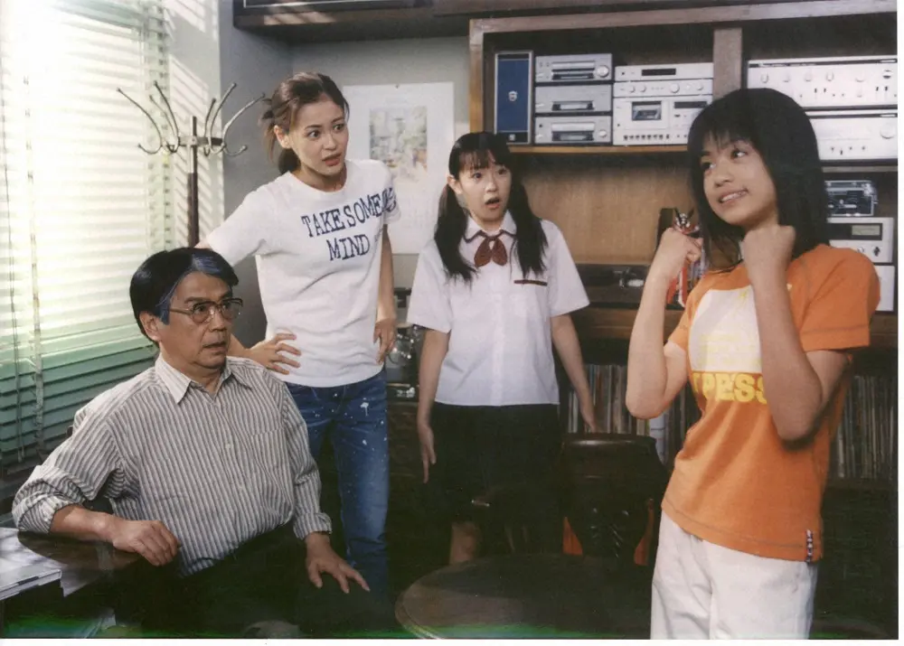 02年、ドラマ「ドレミソラ」に出演した（左から）山本圭さん、黒谷、大沢、長谷川愛