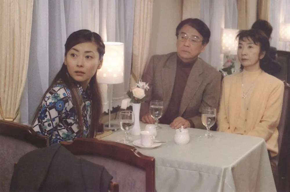 02年、フジテレビドラマ「ホーム＆アウェイ」に出演した（左から）中山美穂、山本圭さん、藤村志保