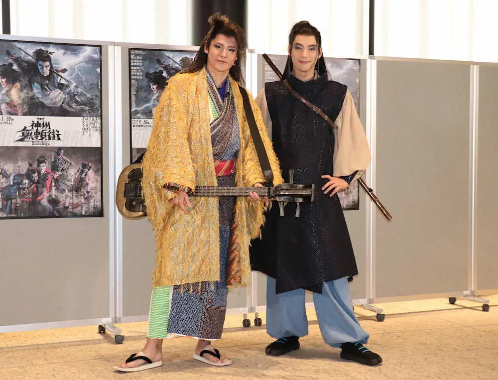 いのうえ歌舞伎「神州無頼街」東京公演開幕前取材会に出席する福士蒼汰（右）と宮野真守