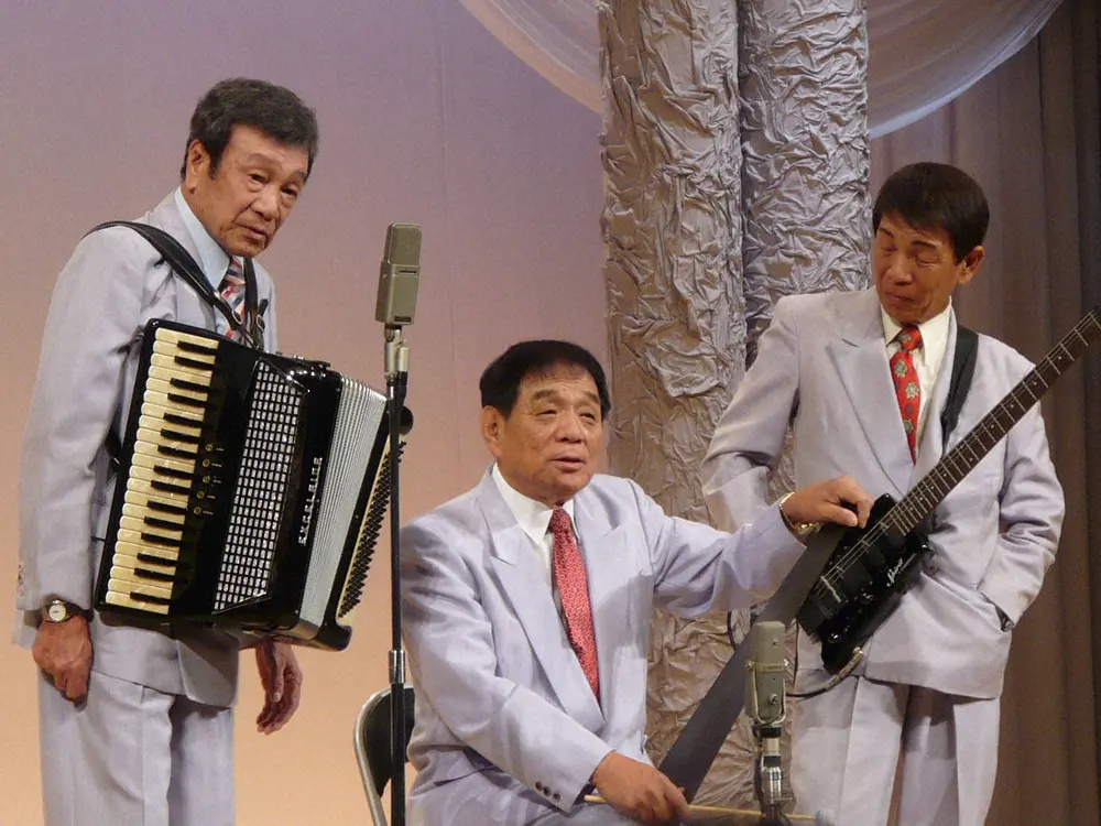 「横山ホットブラザーズ」の（左から）横山マコトさん、横山アキラさん（20年死去）、横山セツオ（09年撮影）