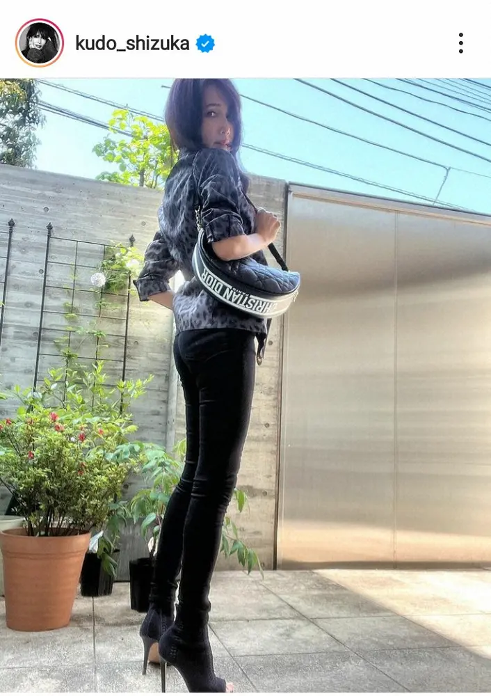 【画像・写真】工藤静香　ヒョウ柄ジャケット＆スリムパンツの打ち合わせコーデに「スタイル異次元すぎ」「かっこいい」