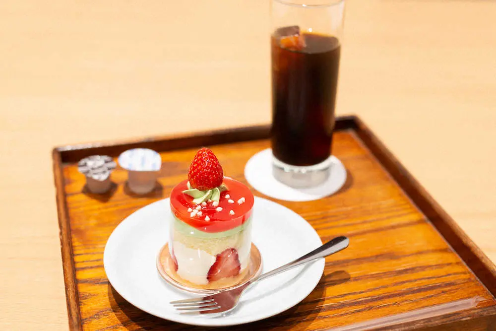 藤井叡王午前のおやつ「春摘み苺のドルチェ」と「アイスコーヒー」（日本将棋連盟提供）