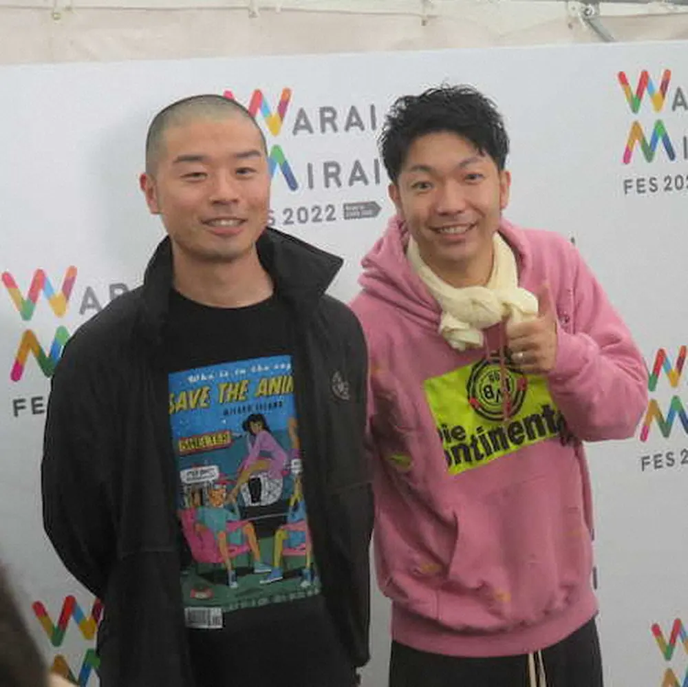 「Warai　Mirai　FES2022」に出演し、囲み取材に応じる漫才コンビ「アキナ」の（左から）山名文和と秋山賢太