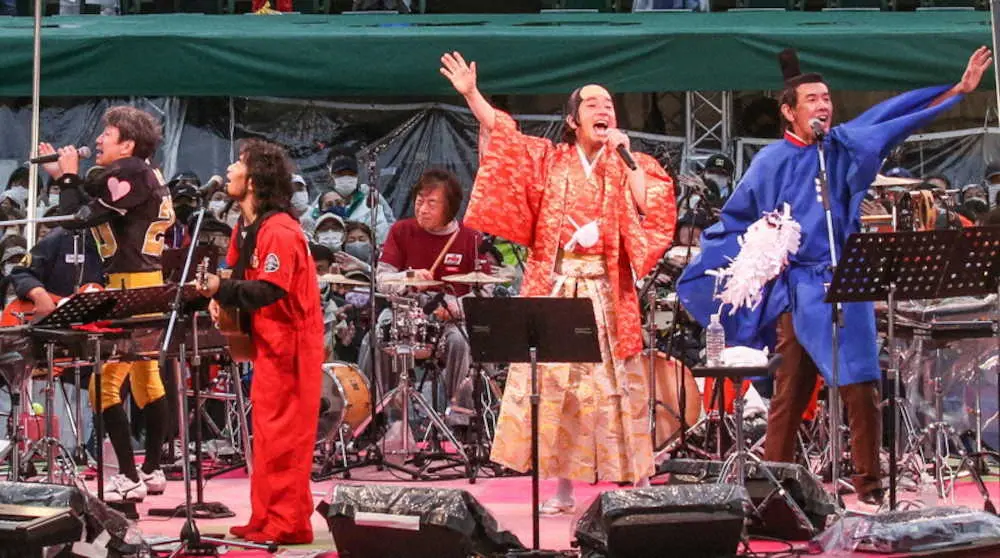 「風のハミング」で27年ぶりの殿様姿を披露しトータス松本（右から2人目）、（左から）KAN、スターダスト☆レビューの根本要、馬場俊英