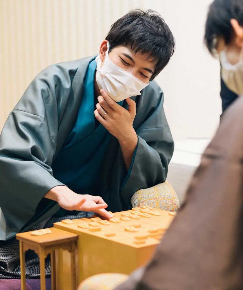 【画像・写真】タイトル戦初出場　出口六段「途中誤算に気づいた」、中盤まで互角も黒星