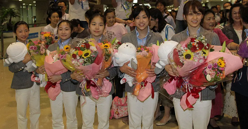 ロンドンから帰国した体操女子代表の（左から）寺本、鶴見、美濃部、新竹、田中