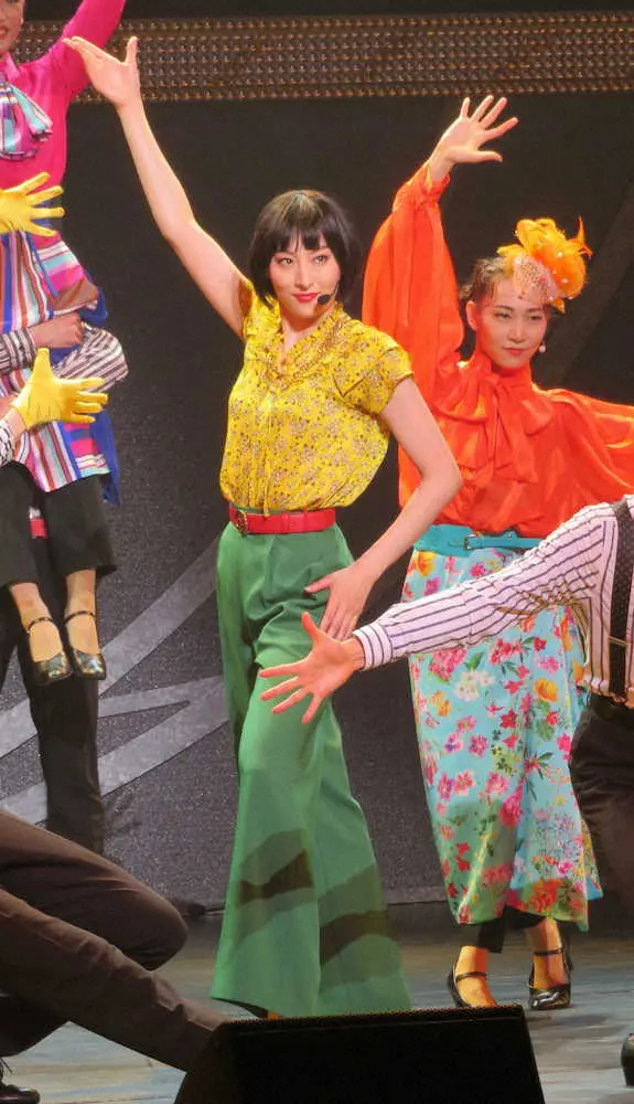 宝塚退団後初コンサートでもダイナミックなダンスを披露する珠城りょう（左）