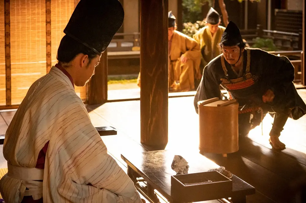 【画像・写真】大河ドラマ「鎌倉殿の13人」第17話。源義高を討ち取り、源頼朝（大泉洋・左）の前に首桶を置く藤内光澄（長尾卓磨・右）（C）NHK