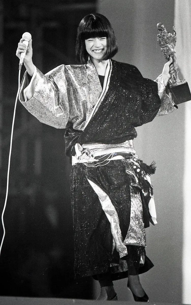 86年、「DESIRE-情熱-」で日本レコード大賞を受賞した中森明菜