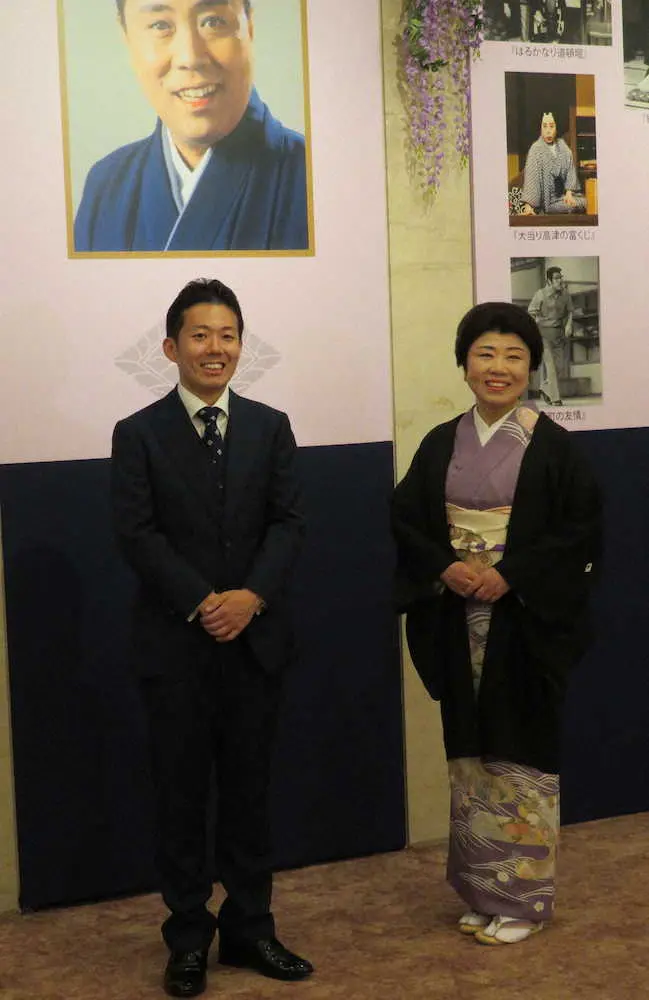 劇場内に設置された藤山寛美さんのパネルを前に公演への意気込みを語る（左から）藤山扇治郎、藤山直美