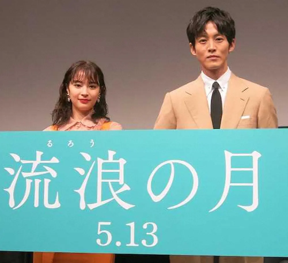映画 流浪の月 の舞台あいさつに登場した松坂桃李 右 と広瀬すず スポニチ Sponichi Annex 芸能