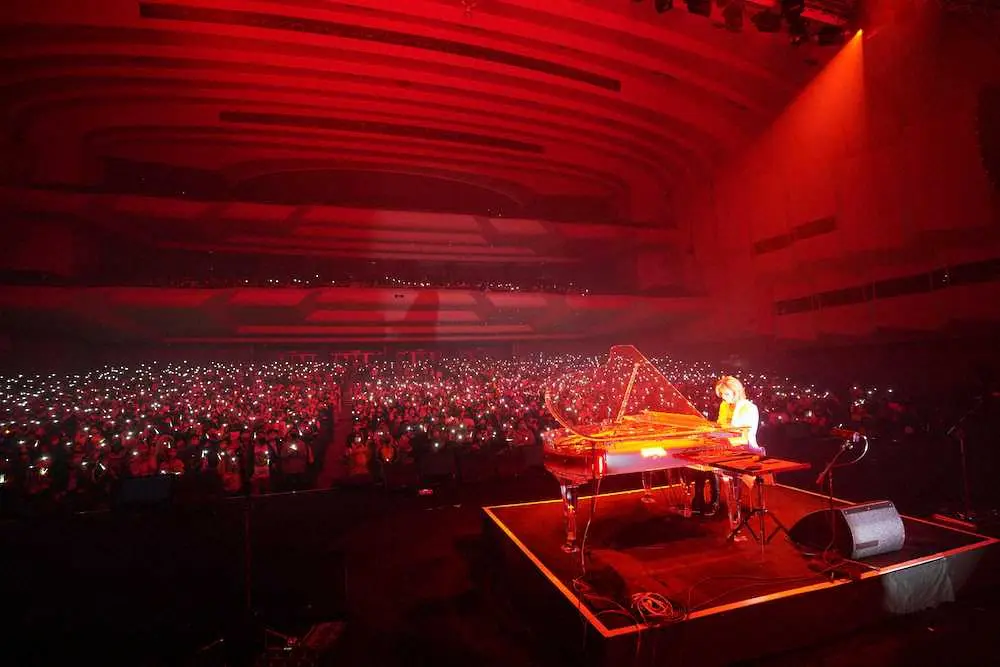 hideさんのトリビュートライブでピアノ演奏するX　JAPANのYOSHIKI
