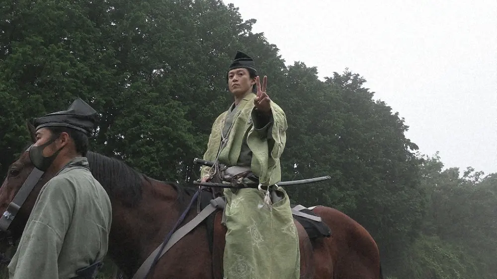 3日放送の「プロフェッショナル　仕事の流儀」は大河ドラマ「鎌倉殿の13人」主演の小栗旬に400日間の完全密着。ロケ中、馬に乗りながらピース（C）NHK