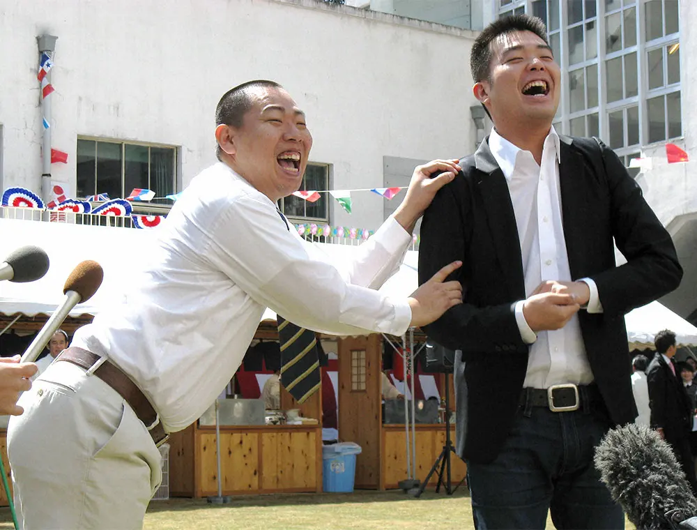 お笑いコンビ「レギュラー」の松本康太（左）と西川晃啓