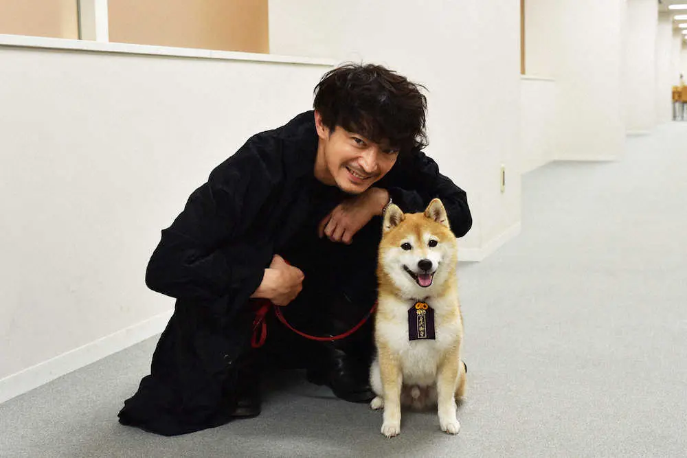フジテレビドラマ「ナンバMG5」で、主人公一家の愛犬として登場する松と声優の津田健次郎　