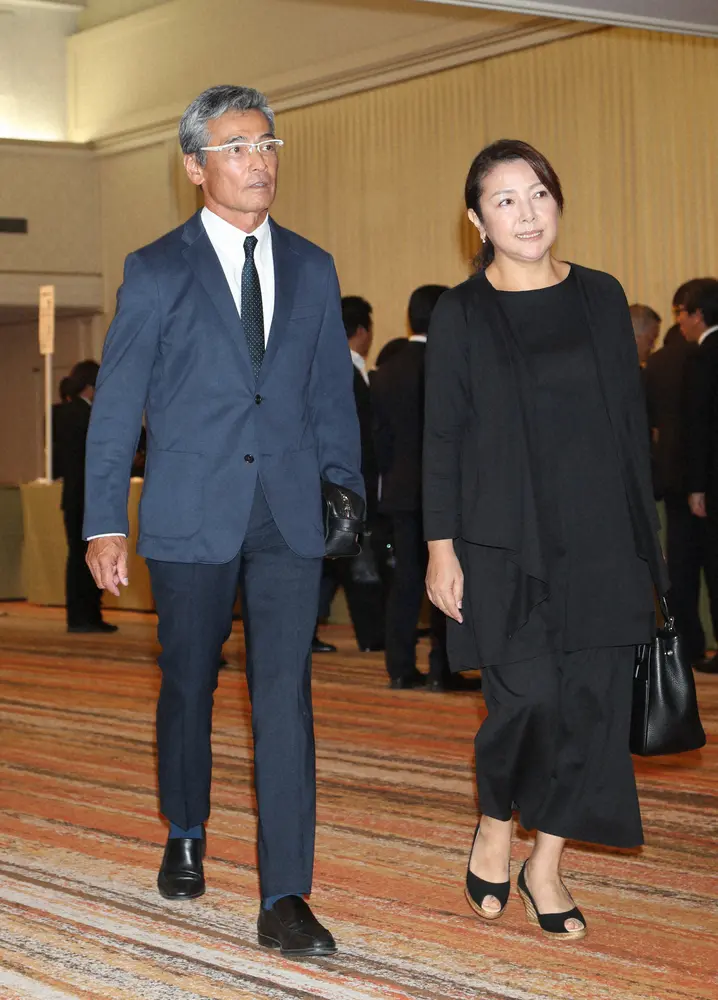 2017年、松方弘樹さんを偲ぶ会に出席した渡辺裕之さんと原日出子夫妻