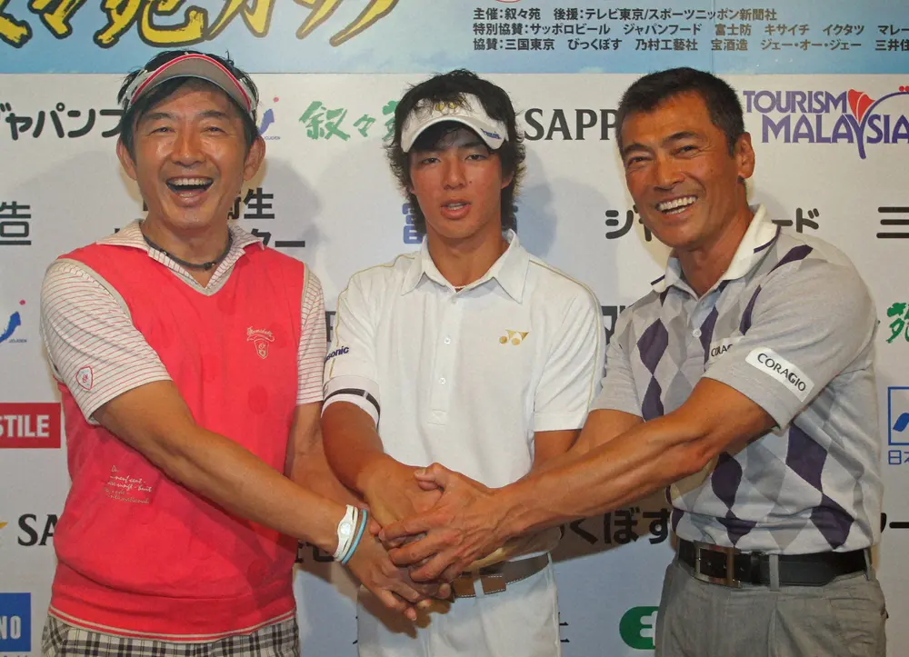 2010年、第11回叙々苑カップにて。同じ組でラウンドしがっちり握手する（左から）俳優の石田純一、男子プロゴルファーの石川遼（パナソニック）、渡辺裕之さん